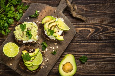 Avokado ve krem peynirli sandviç.