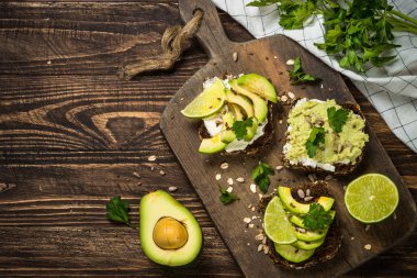 Avokado ve krem peynirli sandviç.