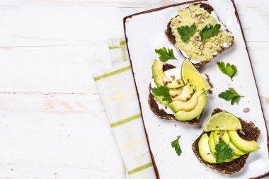 Avokado ve krem peynirli sandviç.