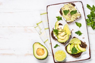 Avokado ve krem peynirli sandviç.