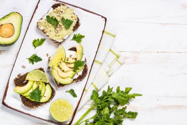 Avokado ve krem peynirli sandviç.