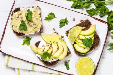 Avokado ve krem peynirli sandviç.