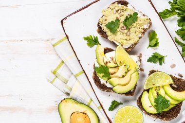 Avokado ve krem peynirli sandviç.