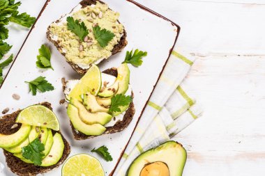 Avokado ve krem peynirli sandviç.