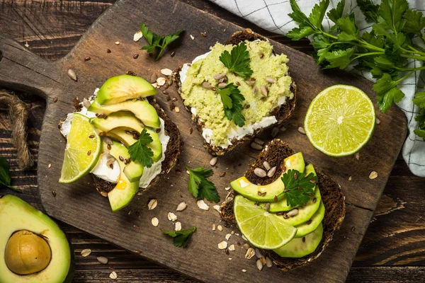 Sandwiches mit Avocado und Frischkäse. — Stockfoto