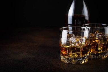 Viski siyah gözlük.