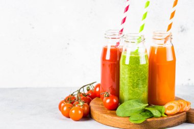 Meyve ve sebze güler yüzlü içecek. 