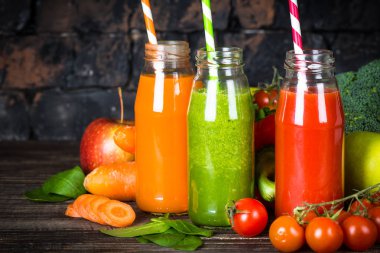 Meyve ve sebze güler yüzlü içecek. 