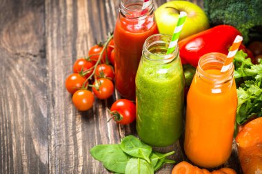 Meyve ve sebze güler yüzlü içecek. 