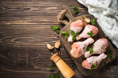 Tavuk drumctick kesme tahtası üzerinde.