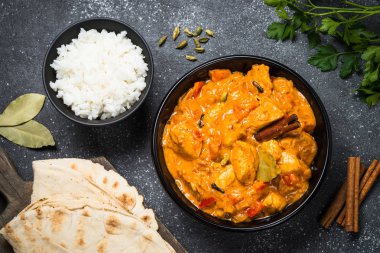 Tavuk tikka masala pirinç üzerinde siyah Üstten Görünüm.