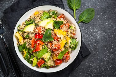 Quinoa salata siyah taze sebze ile.