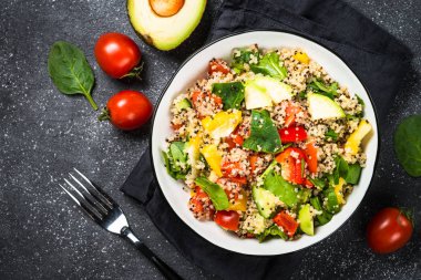 Quinoa salata siyah taze sebze ile.