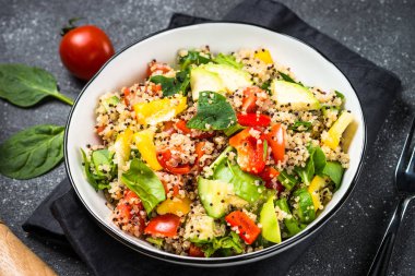Quinoa salata siyah taze sebze ile.