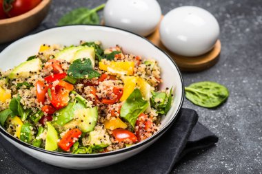 Quinoa salata siyah taze sebze ile.
