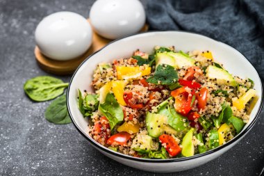 Quinoa salata siyah taze sebze ile.