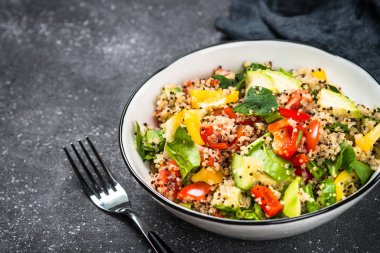 Quinoa salata siyah taze sebze ile.
