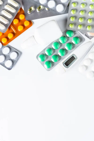 Comprimidos y medicamentos en una vista superior blanca . — Foto de Stock