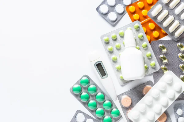 Tabletták és gyógyszerek egy fehér felső. — Stock Fotó