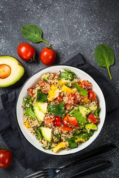 Ensalada de quinua con verduras frescas sobre negro . —  Fotos de Stock