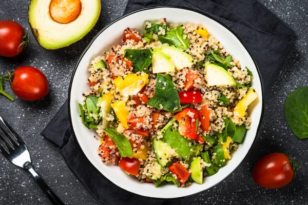 Salada de quinoa com legumes frescos em preto . — Fotografia de Stock