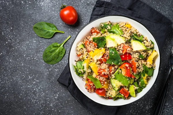 Salada de quinoa com legumes frescos em preto . — Fotografia de Stock
