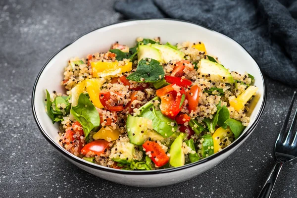 Sałatka quinoa z warzywami na czarny. — Zdjęcie stockowe