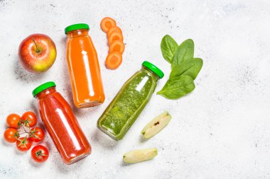 Meyve ve sebze güler yüzlü içecek. 