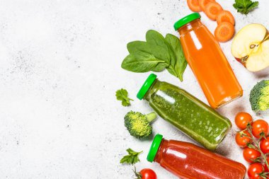 Meyve ve sebze güler yüzlü içecek. 