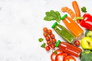 Meyve ve sebze güler yüzlü içecek. 