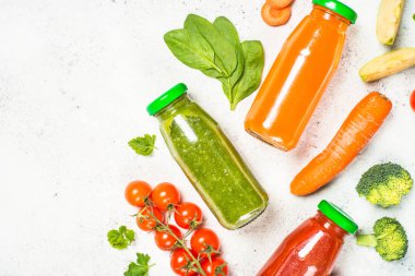 Meyve ve sebze güler yüzlü içecek. 