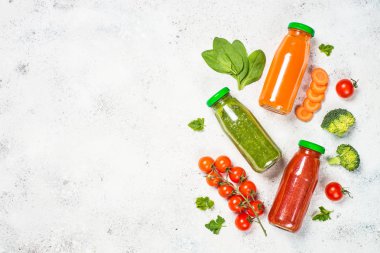 Meyve ve sebze güler yüzlü içecek. 