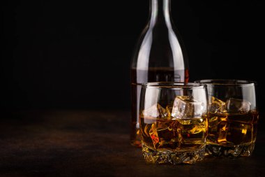 Viski koyu arka plan üzerinde gözlük. 