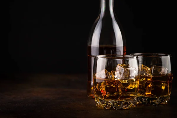 Whiskey in de bril op donkere achtergrond. — Stockfoto