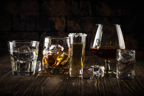 Stark alkohol drycker - cognac, Rom, vodka, whisky, tequila. — Stockfoto