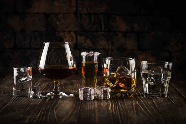 Starke Alkoholgetränke - Whiskey, Cognac, Wodka, Rum, Tequila. — Stockfoto