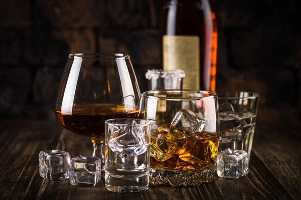 Stark alkohol drycker - cognac, Rom, vodka, whisky, tequila. — Stockfoto