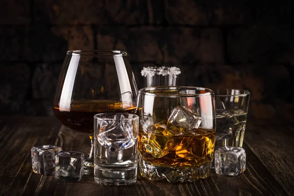 Starke Alkoholgetränke - Whiskey, Cognac, Wodka, Rum, Tequila. — Stockfoto