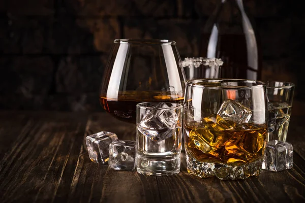 Starke Alkoholgetränke - Whiskey, Cognac, Wodka, Rum, Tequila. — Stockfoto