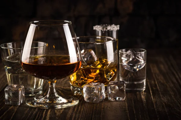 Bebidas alcoólicas fortes - uísque, conhaque, vodka, rum, tequila . — Fotografia de Stock