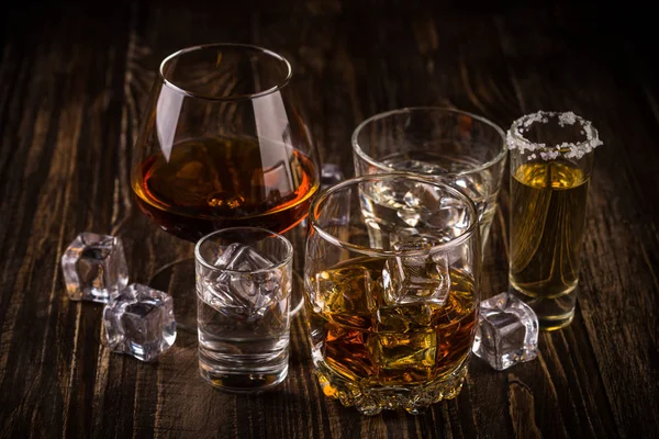 Sterke alcohol dranken - whiskey, cognac, wodka, rum, tequila. — Stockfoto