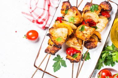 Tavuk kebap şişleri beyaz üzerinde.