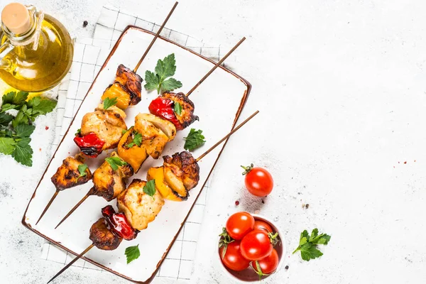 Kebab de pollo en pinchos en blanco . —  Fotos de Stock