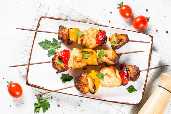 Pollo kebab carne alla griglia su bianco . — Foto Stock