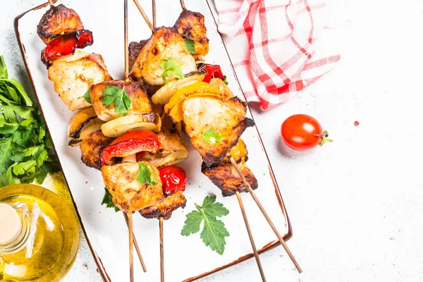 Kebab de pollo en pinchos en blanco . — Foto de Stock