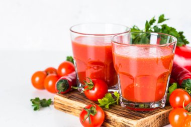 Domates suyu beyaz cam.