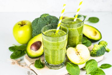 Meyve ve sebze beyaz yeşil smoothie.