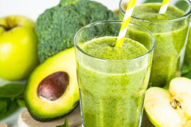 Meyve ve sebze beyaz yeşil smoothie.