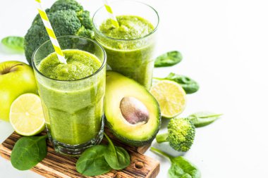 Meyve ve sebze beyaz yeşil smoothie.