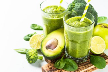 Meyve ve sebze beyaz yeşil smoothie.